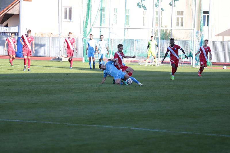 Třetiligoví fotbalisté Znojma (modří) prohráli ve vloženém středečním kole s týmem Frýdku-Místku 2:3.