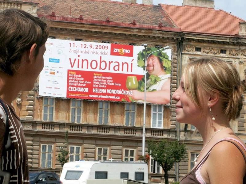 Nepřehlédnutelný billboard láká na letošní vinobraní lidi, projíždějící Mariánským náměstím ve Znojmě. 