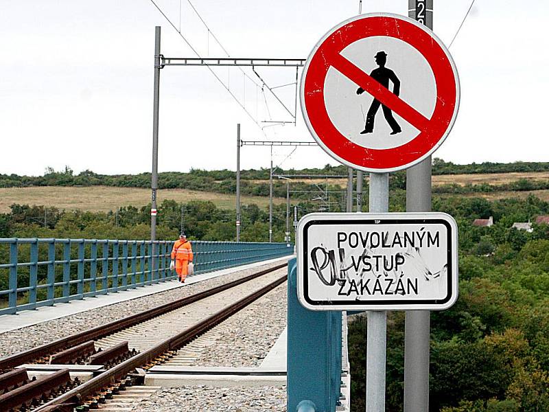 Vstup na železniční most přes údolí Dyje zakazuje dopravní značka. 