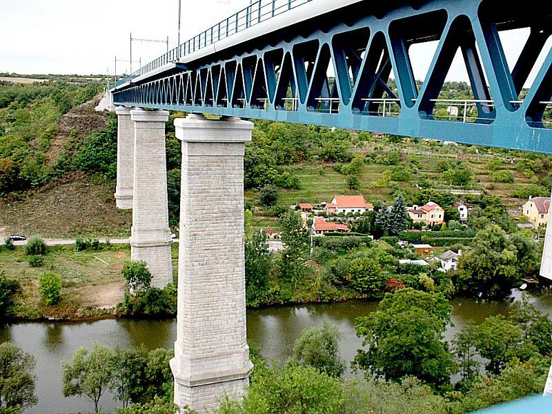 Železniční most je téměř padesát metrů vysoký.