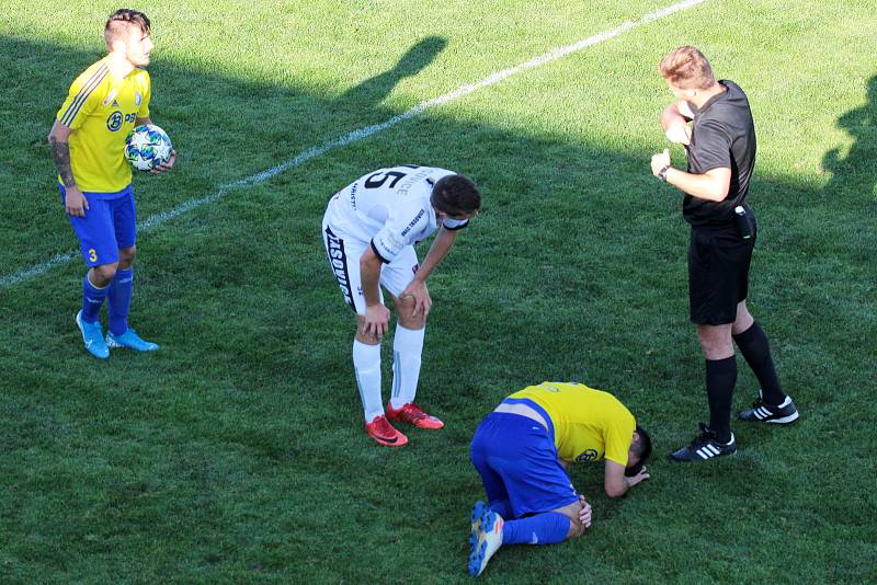 Tasovičtí fotbalisté (v bílém) zvítězili v neděli na domácím hřišti 6:0 nad celkem Velké Bíteše v rámci 7. kola divize D.