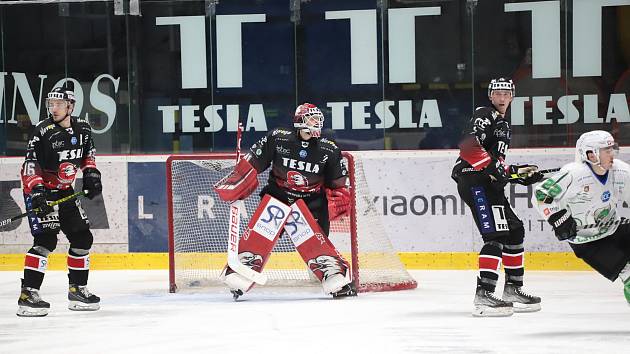 Hokejisté Znojma (černí) přivítali v 18. kole ICEHL na domácím ledě celek Dornbirnu. Ten porazili 2:1 v prodloužení.