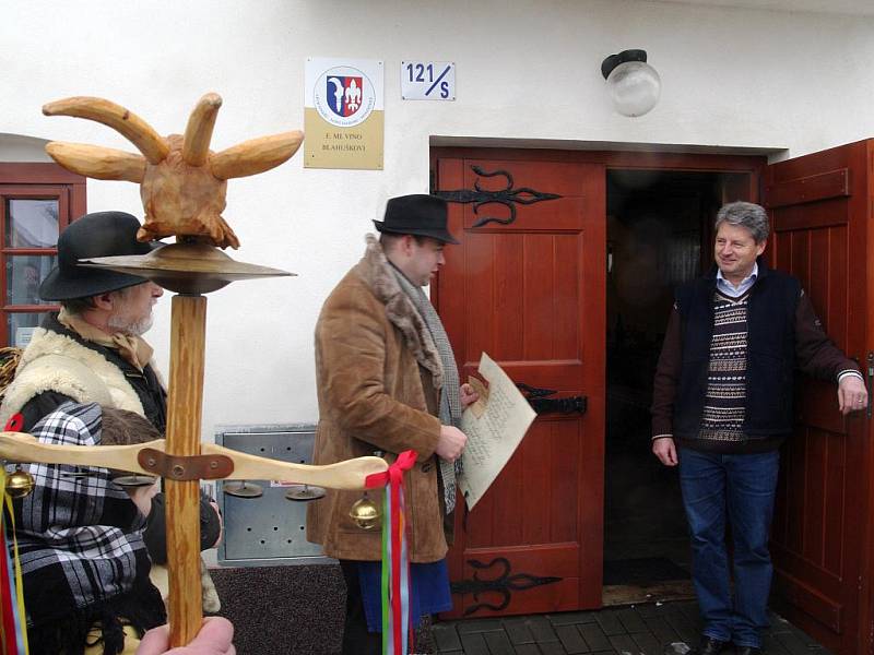 Od sklípku ke sklípku procházelo procesí hotařů, strážců vinic, muzikantů a venkovských strýců a tet oblečených v náležitých kostýmech.