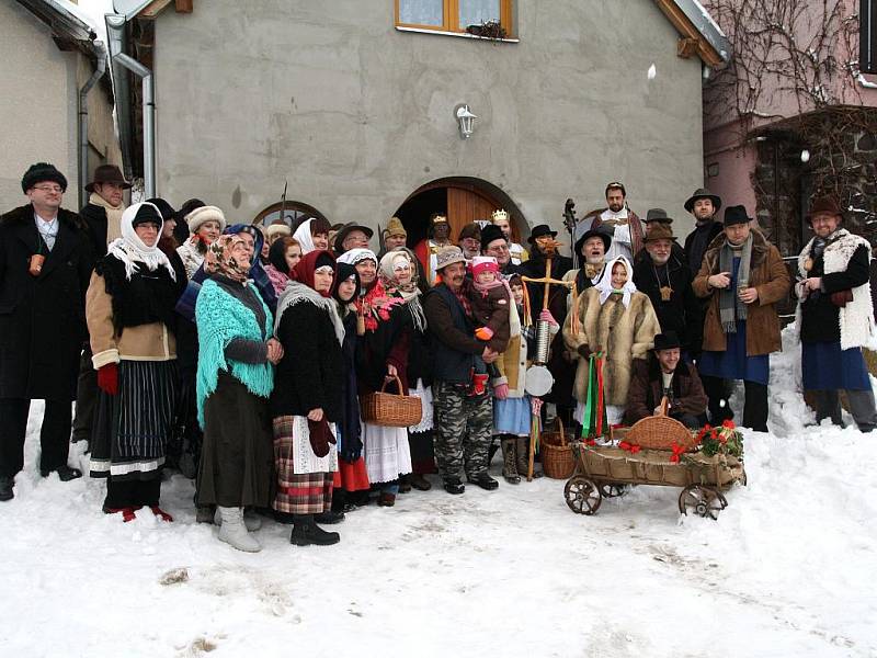 Od sklípku ke sklípku procházelo procesí hotařů, strážců vinic, muzikantů a venkovských strýců a tet oblečených v náležitých kostýmech.