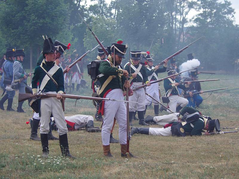 Na tři sta příznivců vojenské historie v rakouských a francouzských uniformách předvedlo ukázky z napoleonské bitvy u Znojma v roce 1809.