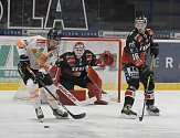 Znojemští hokejoví Orli (v černém) zvítězili i ve druhém předkole play-off ICEHL a postoupili do jeho čtvrtfinále.