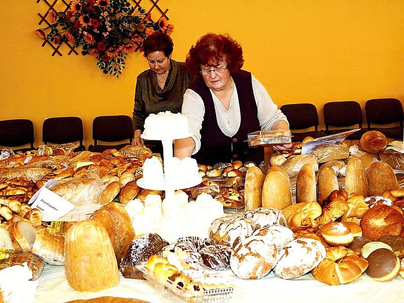 PROHÝBAJÍCÍ SE STOLY. Tasovická pekařská pouť se záplavou čerstvého pečiva přiláká každoročně stovky zvědavých návštěvníků.