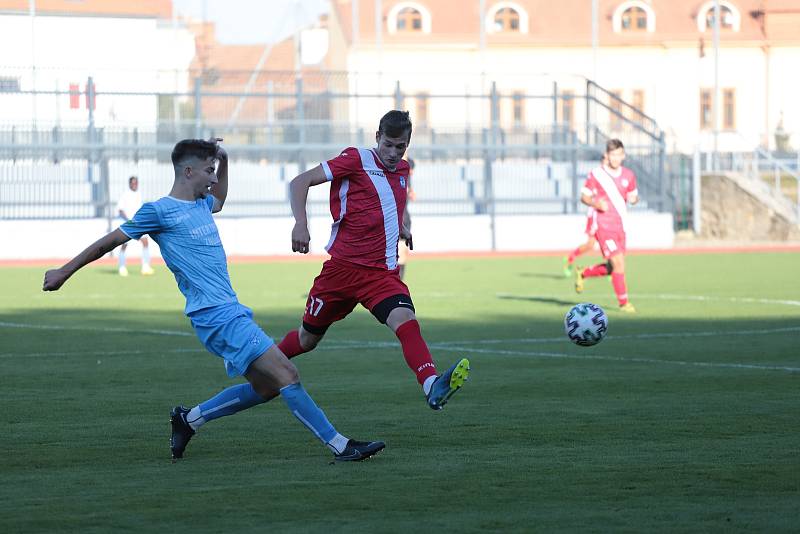 Třetiligoví fotbalisté Znojma (modří) prohráli ve vloženém středečním kole s týmem Frýdku-Místku 2:3.