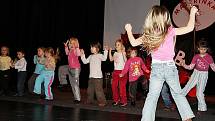 V pátek si v Městském divadle udělaly děti a jejich učitelky generální zkoušku na oblastní kolo nesoutěžní přehlídky vystoupení dětí z mateřských škol Mateřinka 2009.