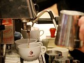 Den kávy uspořádala střední odborná škola na Přímětické ulici ve Znojmě k Mezinárodnímu dni kávy. Káva se pražila, připravovala, voněla a chutnala, ale také se používala pro masáže těla, obličejové masky či kávový peeling.