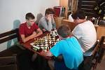 Ze soustředění mladých znojemských šachistů.