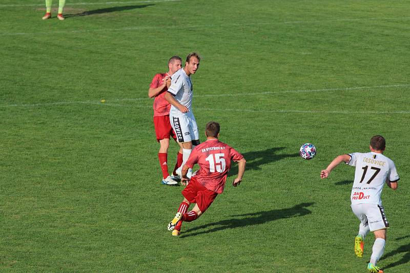 Fotbalisté Tasovic (v bílém) sice jako první dali Bystřickým gól, hosté z Vysočina však utkání otočili. Příští neděli čeká sokolí letku z obce nad řekou Dyjí soupeř ze Staré Říše.