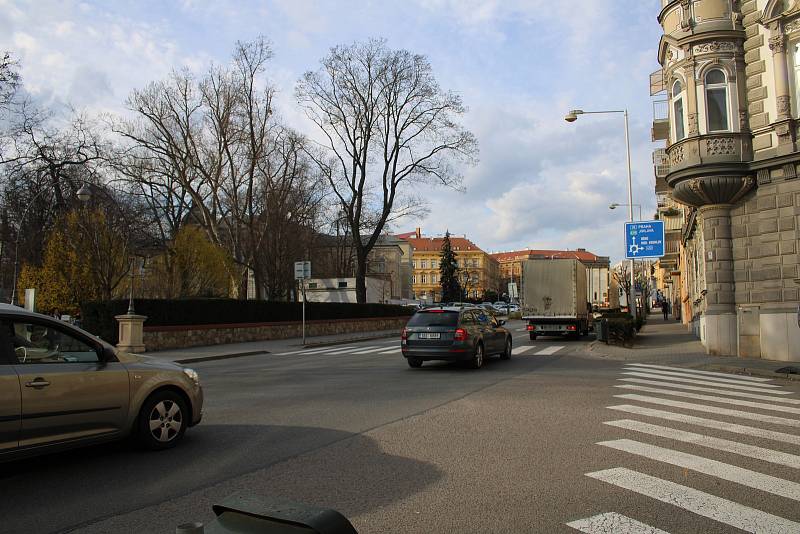 Kruhový objezd na Mariánském náměstí a přilehlé ulice ve středu 22. března kolem čtvrté hodiny odpolední.