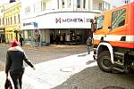 Záchranáři vyjížděli v úterý dopoledne do znojemské pobočky Moneta Money Bank v Kovářské ulici. Několik lidí se tam nadýchalo neznámé látky.