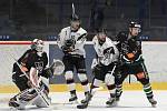 Hokejisté Hodonína (černé dresy) ve 20. kole východní skupiny druhé ligy prohráli ve Znojmě 2:4.