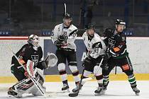 Hokejisté Hodonína (černé dresy) ve 20. kole východní skupiny druhé ligy prohráli ve Znojmě 2:4.