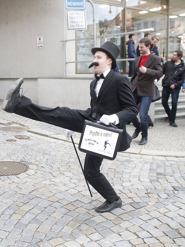 Silly Walk, neboli švihlý pochod, zažily v úterý historicky poprvé ulice Znojma. Díky studentům.