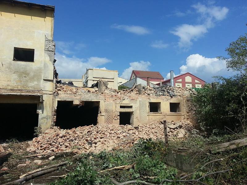 Areál bývalých jatek ve Znojmě před demolicí budov.