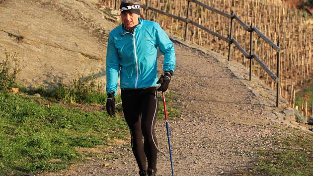 Chodec Janek Vajčner chtěl podpořit znojemskou nemocnici. Během soboty nachodil ve znojemských Karolininých sadech bezmála 60 kilometrů.