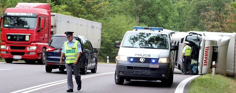 V serpentinách u Vranovské Vsi havaroval kamion.