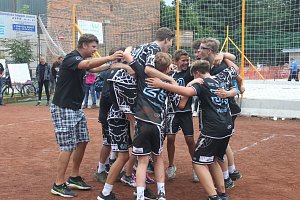 Mladší žáci volejbalového oddílu VK PFN Znojmo-Přímětice (tmavě modří) vybojovali na konci srpna titul mistrů ČR, které se konalo v Nymburce a Kolíně.