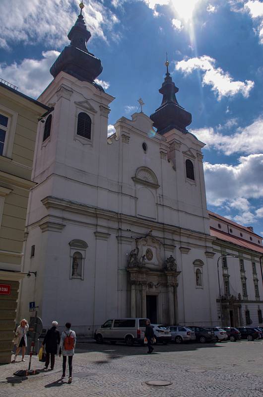 Znojemský klášter dominikánů sousedí s kostelem Nalezení svatého Kříže.