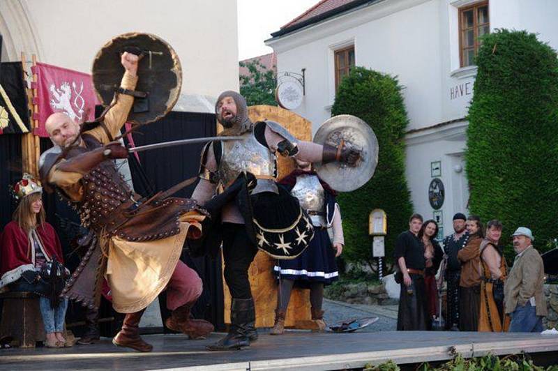 Již druhý den žije Znojmo Vinobraním. V pátek večer a sobotu odpoledne zaplnily davy lidí centrum města, aby pozdravily krále Jana Lucemburského s chotí Eliškou Přemyslovnou. Historický průvod tvořily stovky lidí a pětatřicet koní. 