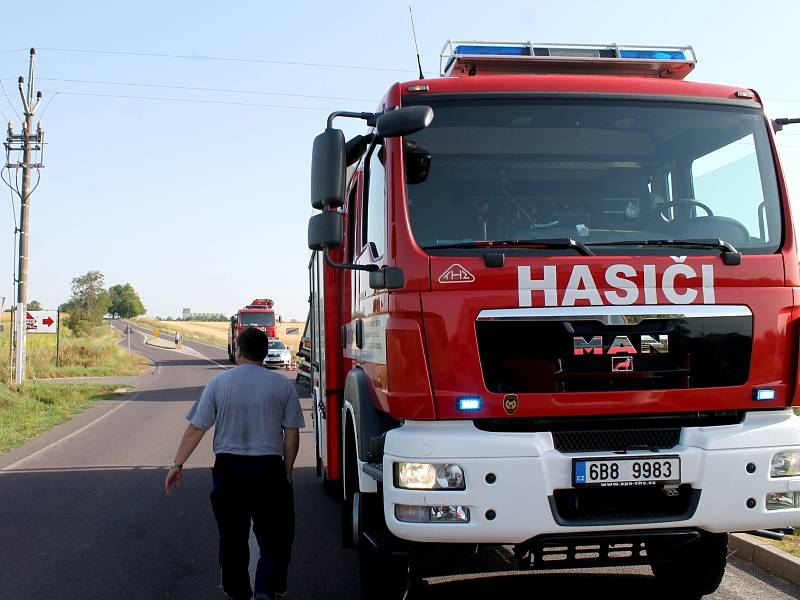 Na odbočce z hlavní silnice u Hrabětic ve směru na konzervárnu nezvládl nájezd na úzkou silnici kamion s okurkami. Návěs zůstal zapadlý v příkopě.