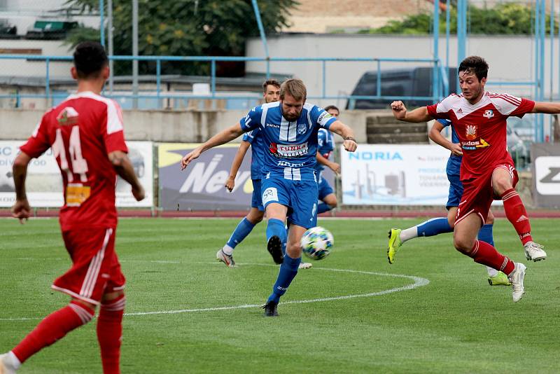 Znojemští fotbalisté (v modrém) prohráli v prvním kole MSFL sezony 2019/2020 s Velkým Meziříčím 0:1.