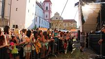 Nádvoří Louckého kláštera ve Znojmě ve čtvrtek večer zcela zaplnili lidé, kteří si přišli poslechnout populárního českého zpěváka Tomáše Kluse.