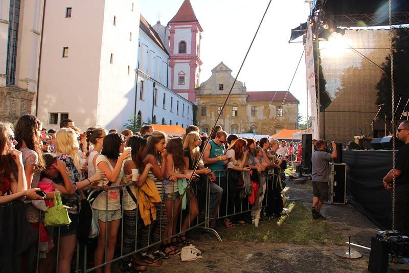 Nádvoří Louckého kláštera ve Znojmě ve čtvrtek večer zcela zaplnili lidé, kteří si přišli poslechnout populárního českého zpěváka Tomáše Kluse.