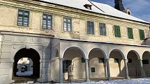 Obnova severního křídla zámku Uherčice na Znojemsku je po dvou letech u konce. Stála 130 milionů korun.