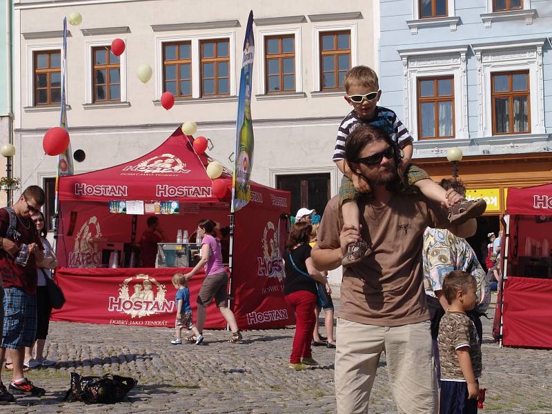 Centrum Znojma patřilo v sobotu milovníkům zlatavého moku a dobré muziky. Slavnosti piva Hostan a slunečné počasí přilákaly stovky lidí.