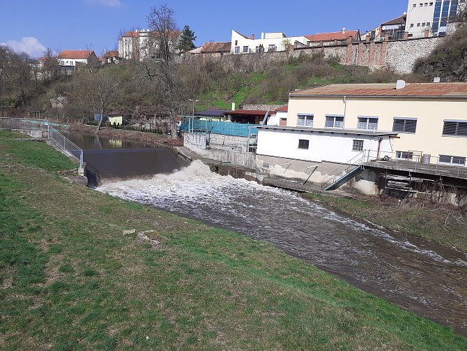 Řeka Rokytná v Moravském Krumlově ve středu 13. března.