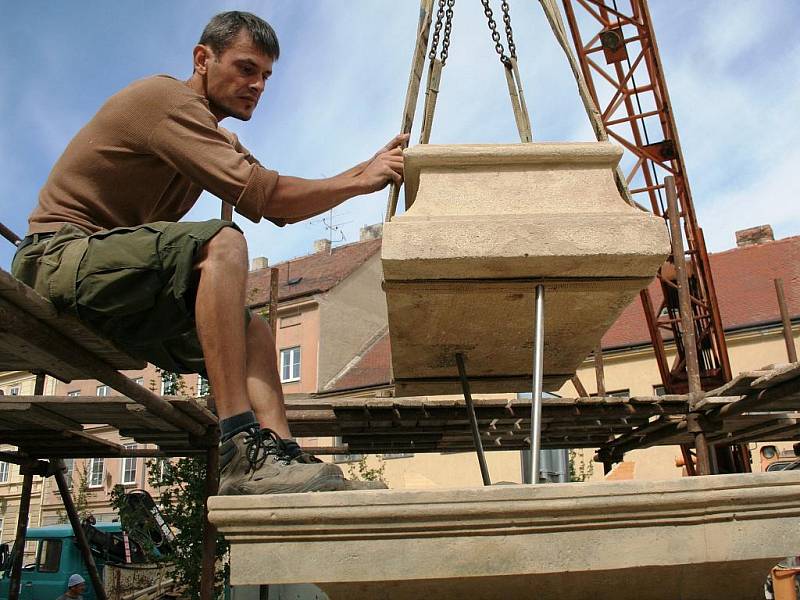 Restaurovaná socha se vrátila na znojemskou ulici Jana Palacha.