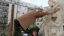 Restaurovaná socha se vrátila na znojemskou ulici Jana Palacha.
