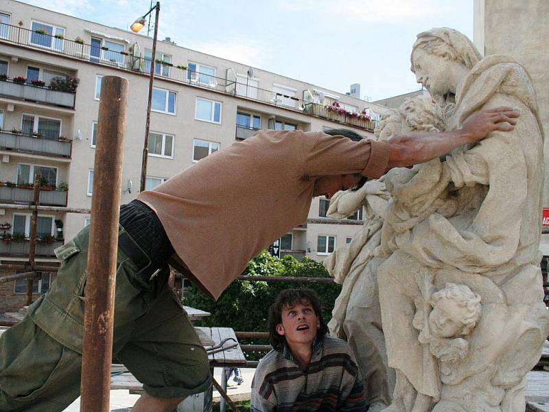 Restaurovaná socha se vrátila na znojemskou ulici Jana Palacha.