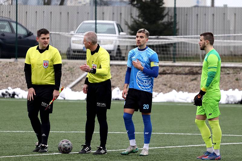 Znojemští fotbalisté (modří) absolvovali druhý přípravný zápas. Na hřišti v Tasovicích v něm podlehli B-týmu Slovácka 1:3.