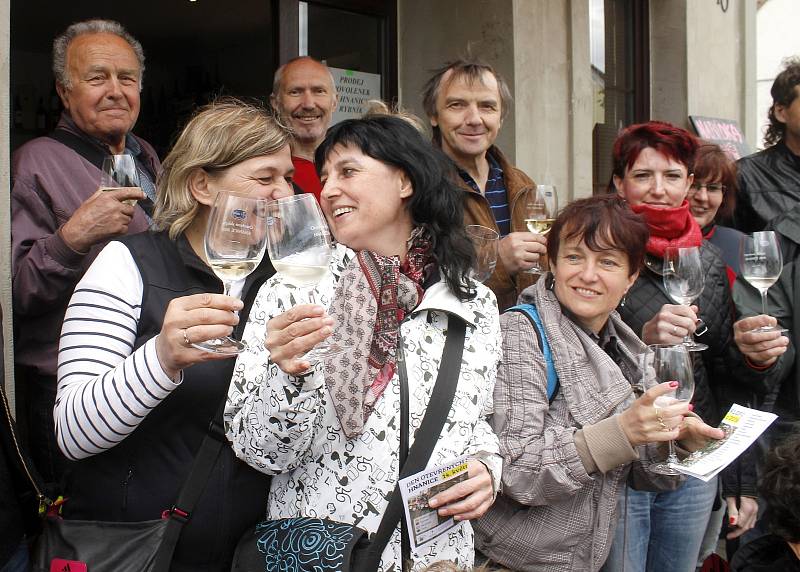 Otevřené vinné sklepy v Hnanicích navštívily o víkendu stovky lidí.