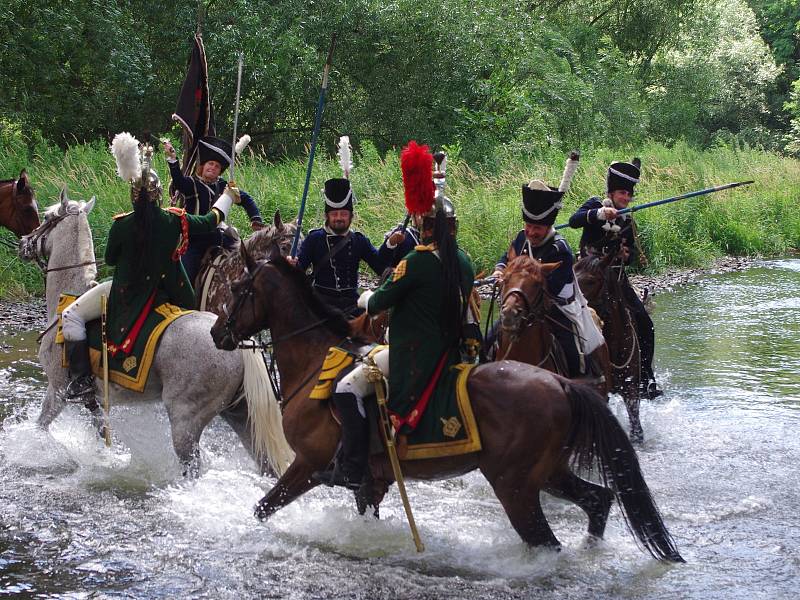 Na tři sta příznivců vojenské historie v rakouských a francouzských uniformách předvedlo ukázky z napoleonské bitvy u Znojma v roce 1809.