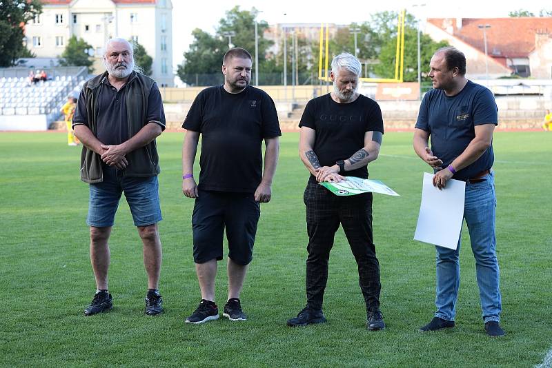 Druhý červnový pátek vyzvali v rámci finále okresního poháru fotbalisté Dobšic B (ve žlutém) celek Litobratřic, který porazili 4:1 a brali tak cennou trofej.