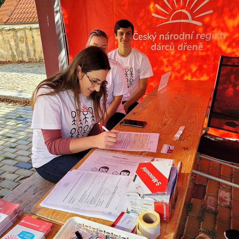 Do registru dárců kostní dřeně se mohli nechat zájemci zapsat na květnovém Festivalu vín VOC Znojmo.