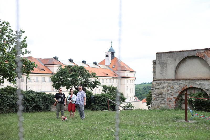 Stovky návštěvníků přilákal poslední červnovou sobotu Artisan Wine Festival ve Znojmě zaměřený na naturální a řemeslná vína.