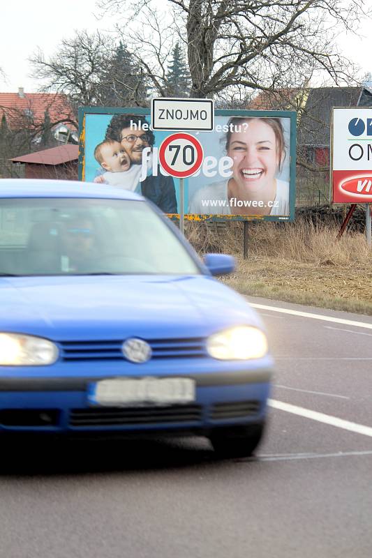 Těsně před vjezdem do Znojma od Prahy může pozornost řidičů ovlivnit trojice billboardů vedle sebe. Jsou těsně u značky začátek obce s omezením rychlosti. Následuje řada billboardů v zahrádkách. V sezoně zde bývá prodej ovoce a zeleniny.