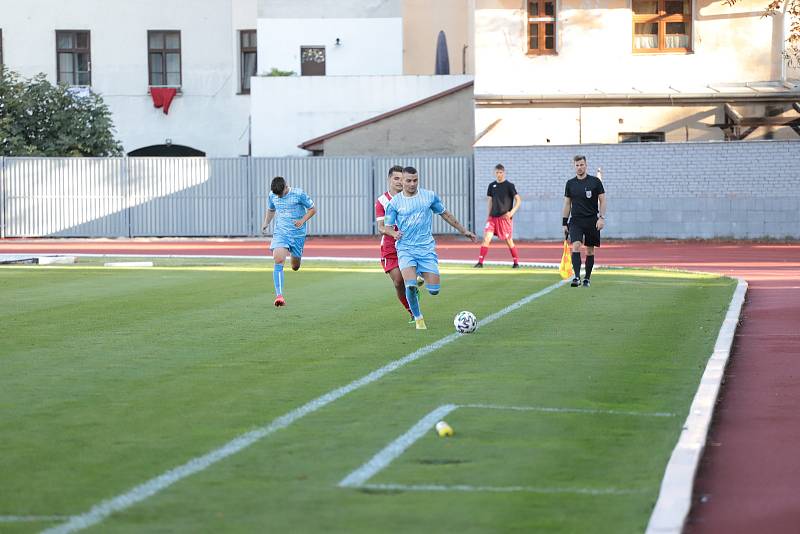 Třetiligoví fotbalisté Znojma (modří) prohráli ve vloženém středečním kole s týmem Frýdku-Místku 2:3.