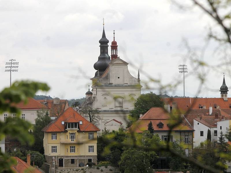 Oficiální vyhlídkové místo na Hradišti nabízí v těchto dnech i takový pohled na Znojmo.