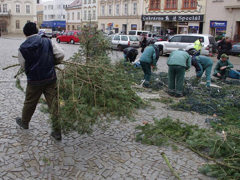 Silný vítr zlomil v pondělí nad ránem vánoční strom na znojemském Horním náměstí.