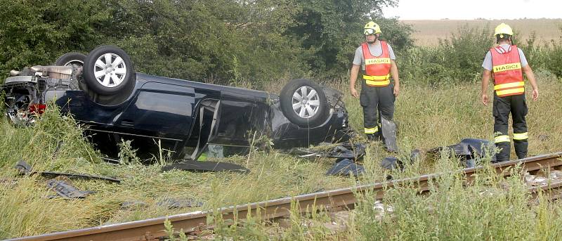 Na železničním přejezdu u Břežan se srazilo třílitrové audi s manipulačním vlakem.