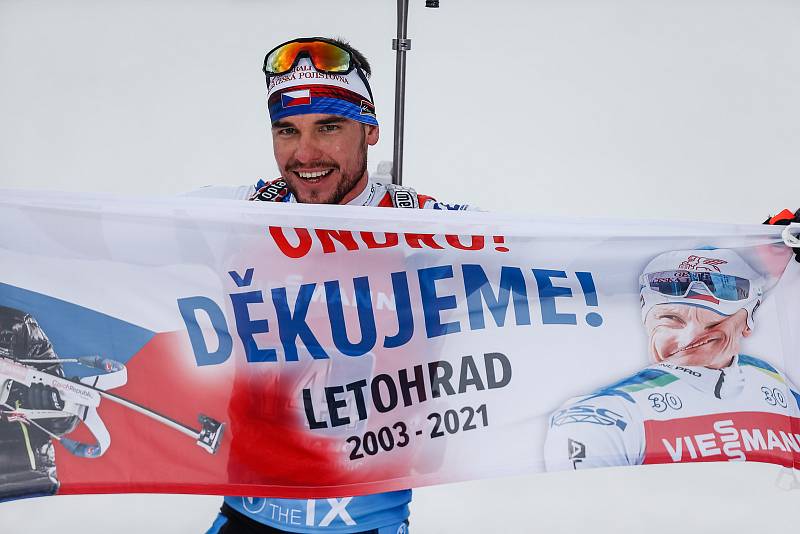 Michal Krčmář projíždí cílem s poděkováním Ondrovi Moravcovi při závodu Světového poháru v biatlonu ve smíšené štafetě.