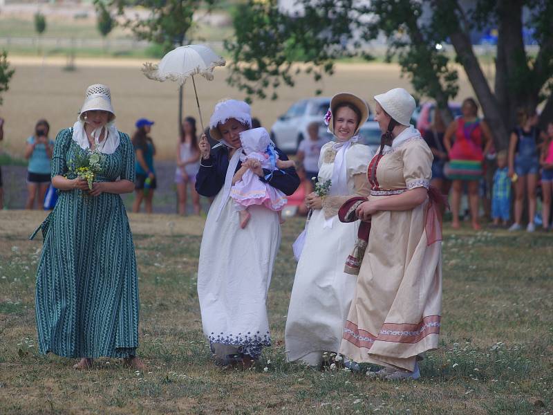 Na tři sta příznivců vojenské historie v rakouských a francouzských uniformách předvedlo ukázky z napoleonské bitvy u Znojma v roce 1809.